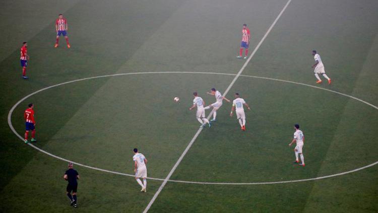 Pemain Marseille saat melakukan kick off. - INDOSPORT