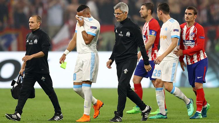 Dimitri Payet menangis saat ditarik keluar karena cedera. - INDOSPORT