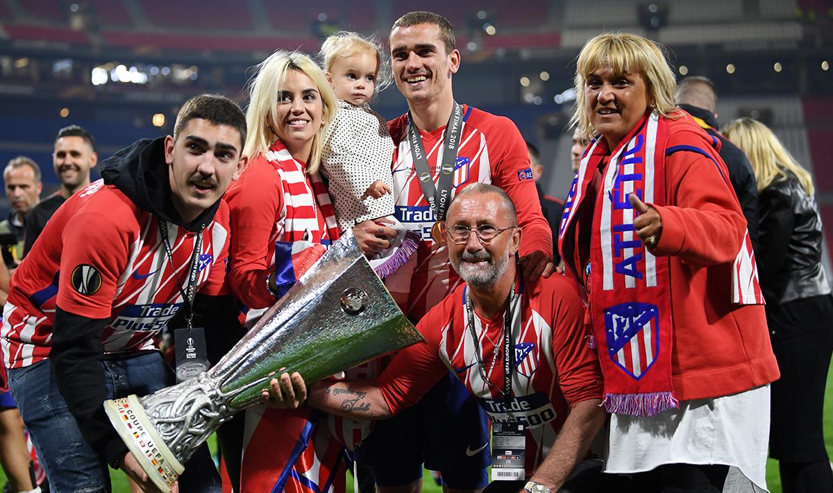 Antoine Griezmann merayakan kemenangan Liga Europa bersama keluarga.