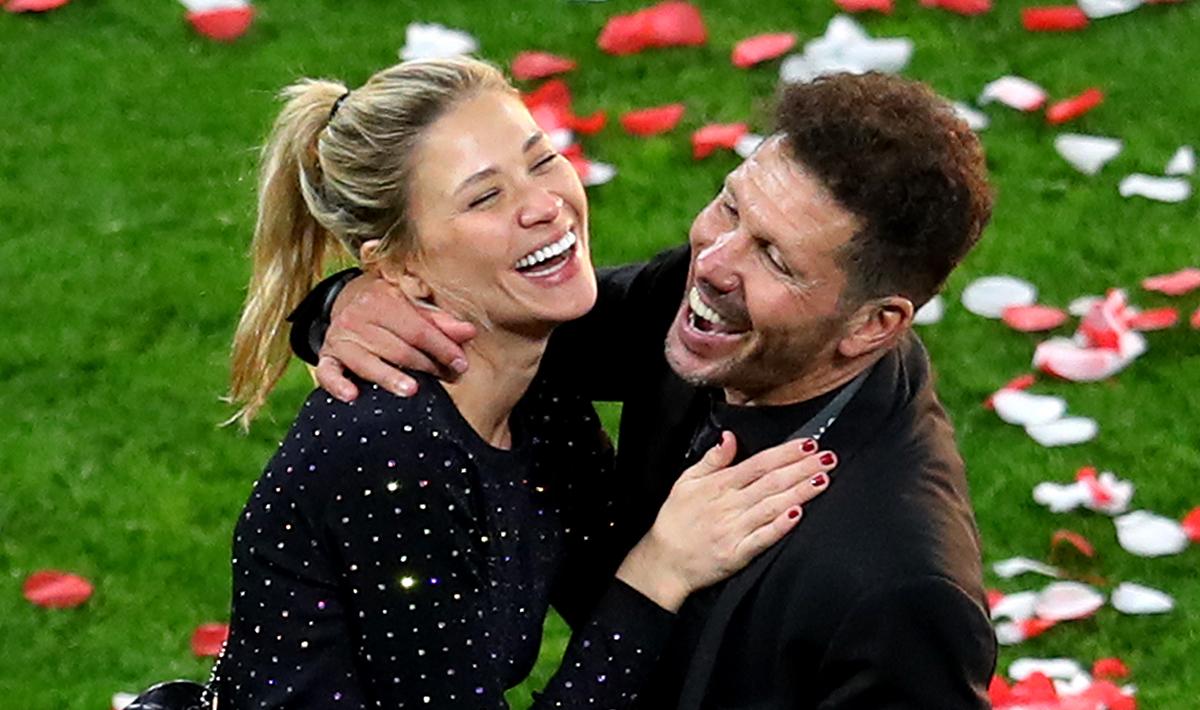 Pasangan kekasih Diego Simeone dan Carla Pereyra tampak gembira setelah berhasil membawa Atletico Madrid juara Liga Europa musim ini.