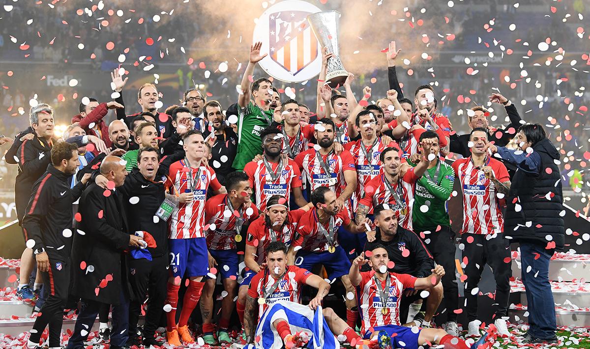 Tim Atletico Madrid melakukan foto bersama sebagai juara Liga Europa musim 2017-18.