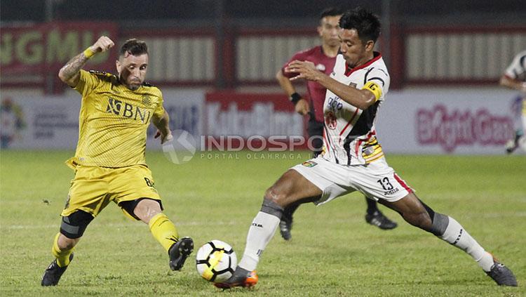 Adu Paulo Sergio dan kapten Mitra Kukar, Bayu Pradana.