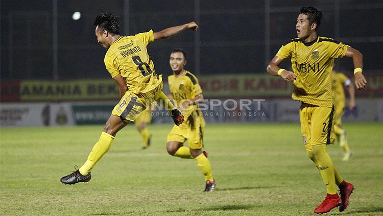 Tendangan bebas M Hargianto berbuah gol tunggal laga ini.