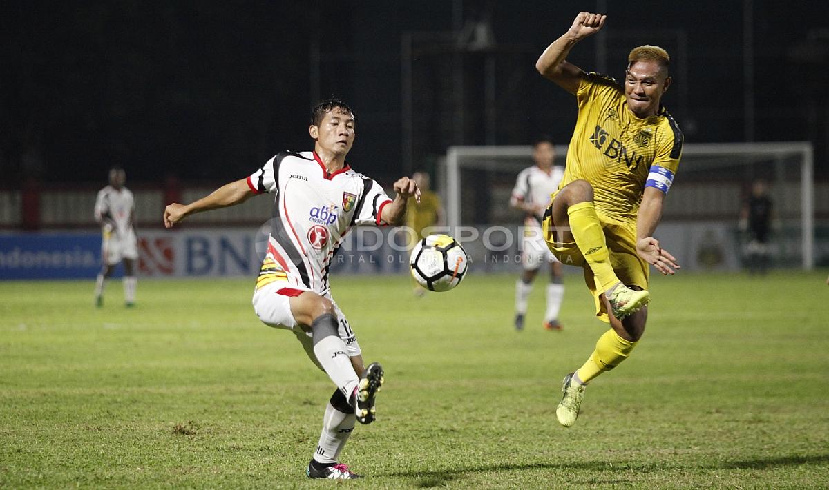 Jajang Mulyana mencoba merebut bola dari Andre Agustiar