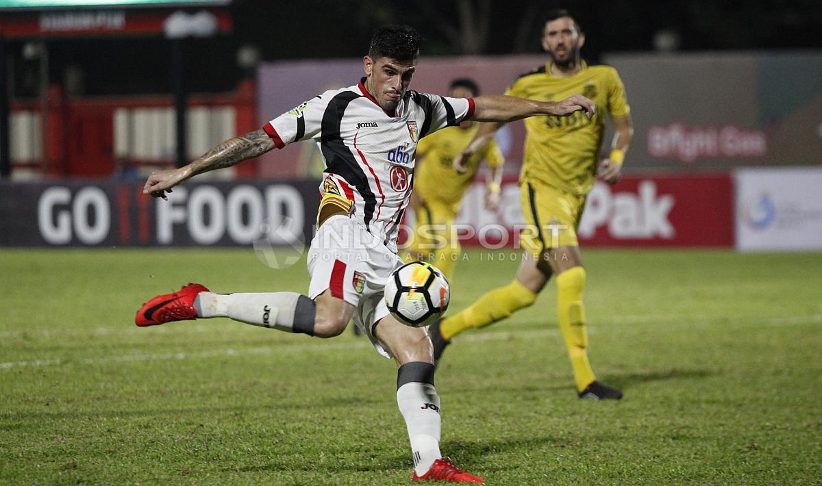 Fernando Rodriguez saat hendak melepaskan tendangan ke gawang.