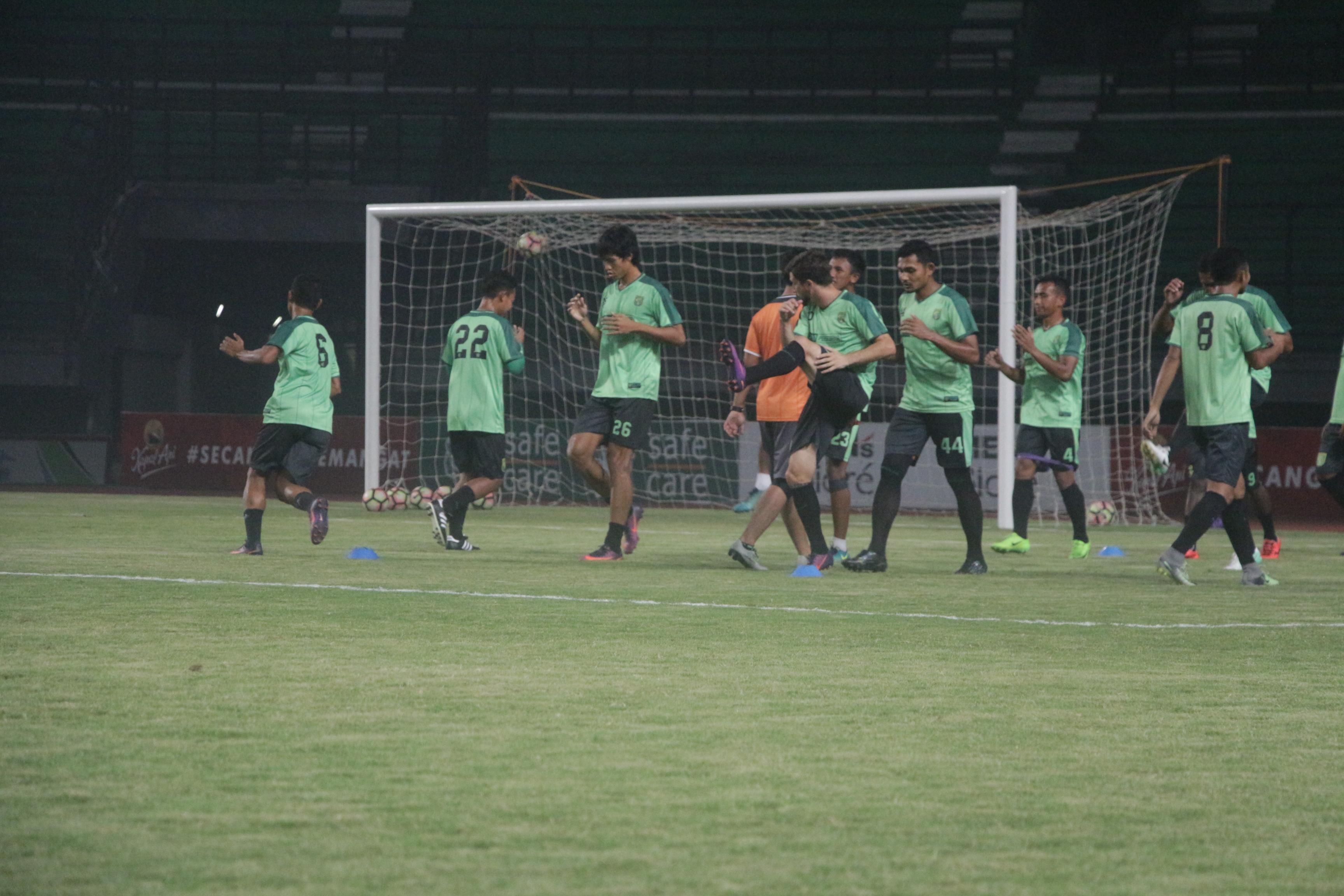 Suasana latihan malam hari Persebaya Surabaya.