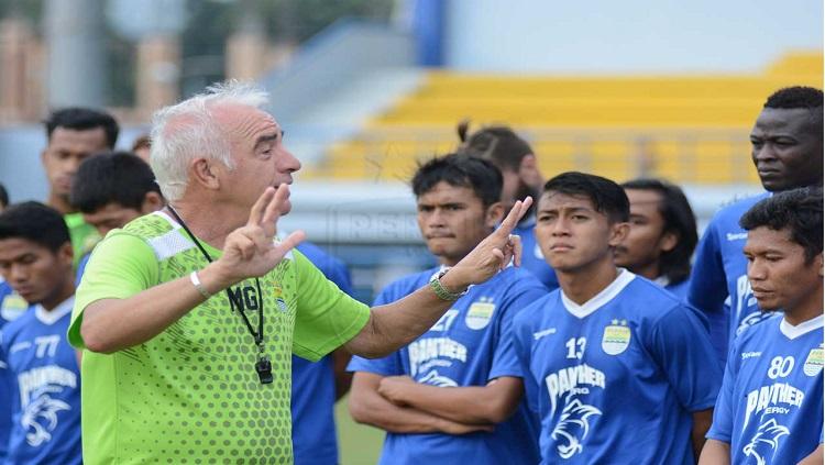 Mario Gomez memberikan intstruksi kepada pemainnya dalam sesi latihan di bulan Puasa.
