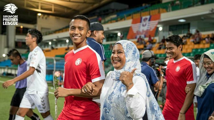 Tim Young Lions mengajak serta ibu masing-masing.
