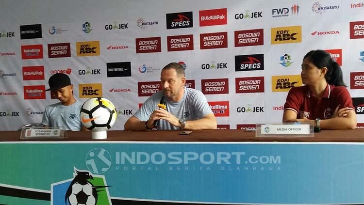 Pelatih Borneo FC, Dejan Antonic saat konferensi pers jelang kontra PSM Makassar