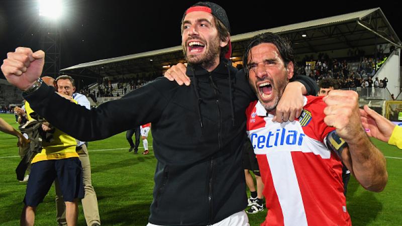 Alessandro Lucarelli (kanan) merayakan keberhasilan Parma promosi ke Serie A Italia.