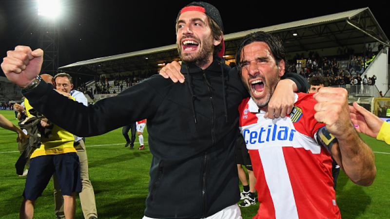 Alessandro Lucarelli (kanan) merayakan keberhasilan Parma promosi ke Serie A Italia. - INDOSPORT