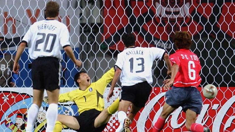 Lee Woon-jae tidak bisa menahan lesakan Michael Ballack di Piala Dunia 2002. Copyright: INDOSPORT