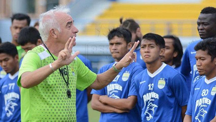 Mario Gomez memberikan intstruksi kepada pemainnya dalam sesi latihan di bulan Puasa. Copyright: persib.co.id