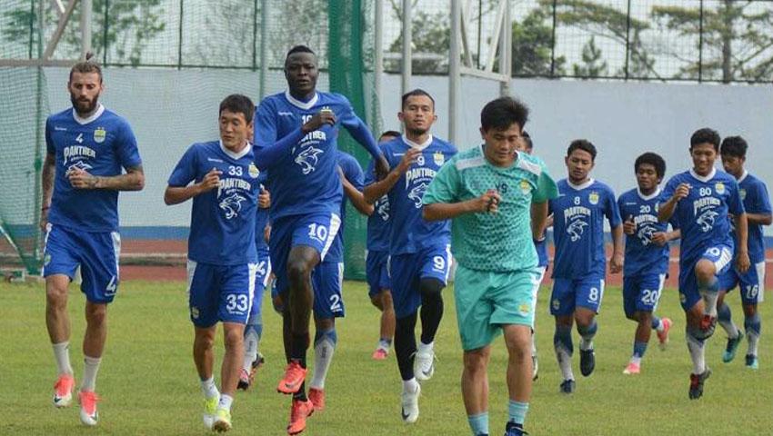 Pemain Persib berlatih di bulan Ramadan.