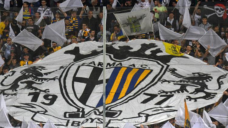 Para suporter Parma bentangkan logo klub.