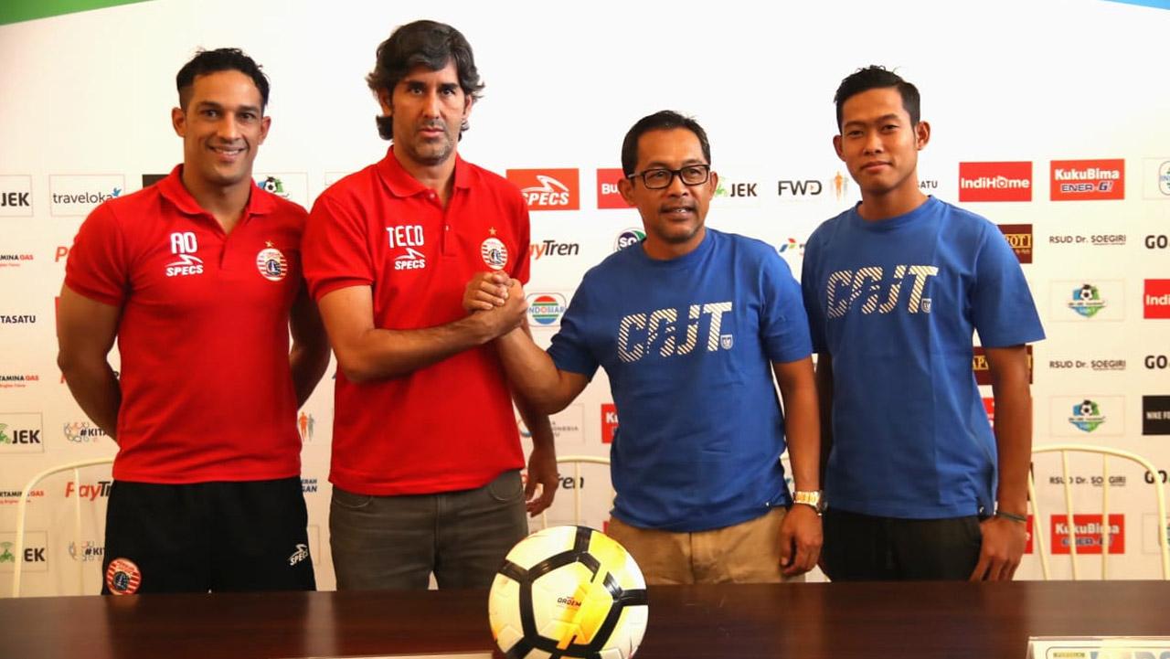 Stefano Cugurra Teco dan Aji Santoso. - INDOSPORT
