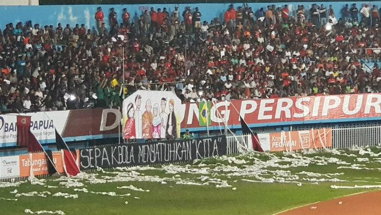 Aksi Persipura Mania untuk korban teror bom Surabaya.