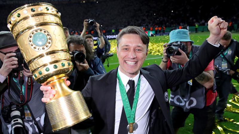 Niko Kovac memegang trofi DFB Pokal. - INDOSPORT