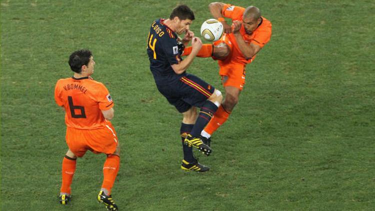 Nigel De Jong vs Xabi Alonso. Copyright: INDOSPORT