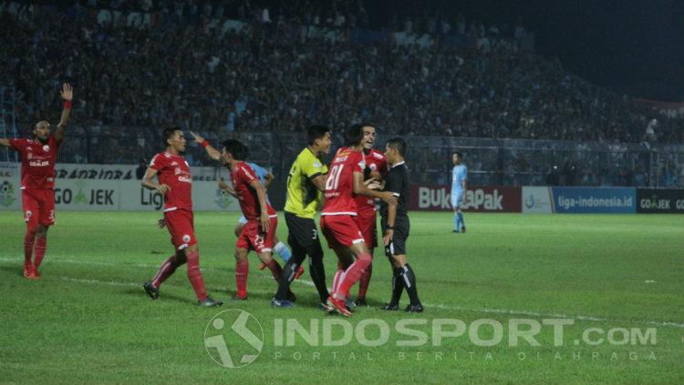Pemain Persija Jakarta melakukan protes ke arah wasit saat laga kontra Persela Lamongan.