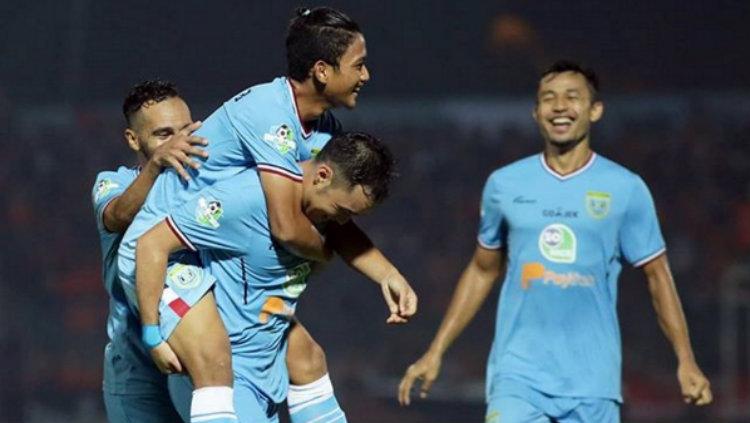 Shohei Matsunaga menggendong rekan-rekannya usai mencetak gol. - INDOSPORT