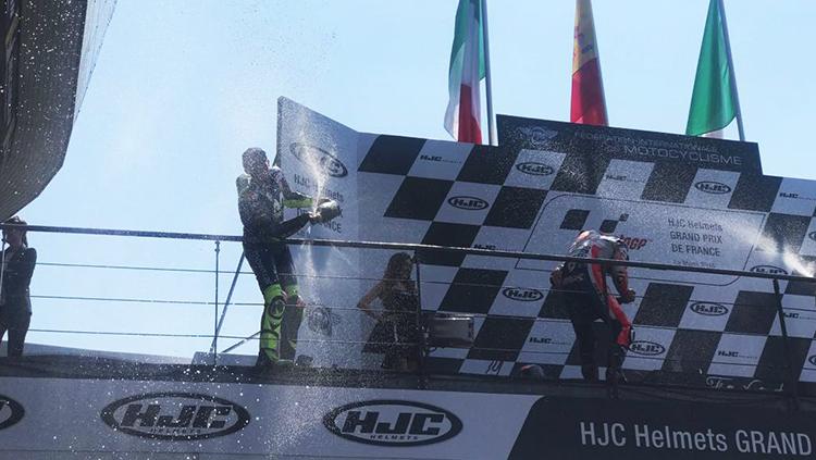 Valentino Rossi dan Danilo Petrucci di podium. - INDOSPORT