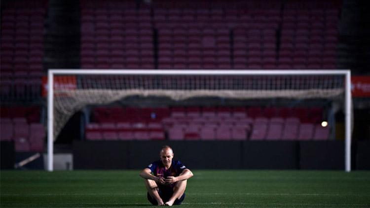 Andres Iniesta seorang diri di Camp Nou. - INDOSPORT