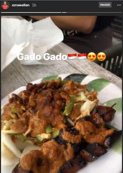 Ezra Walian makan gado-gado. Copyright: instagram