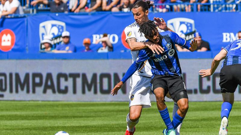 Zlatan Ibrahimovic saat berduel dengan Raheem Edwards. - INDOSPORT