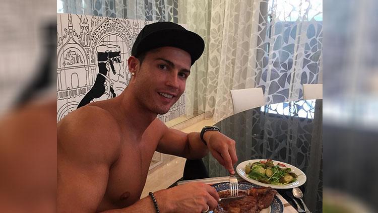 Cristiano Ronaldo makan steak. - INDOSPORT