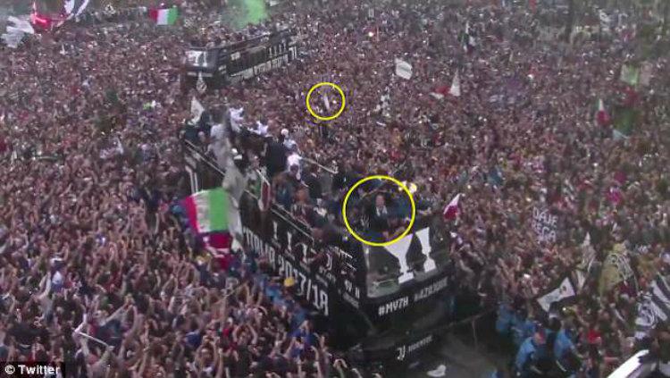 Seorang fans melempar terompet ke bus pemain Juventus. - INDOSPORT