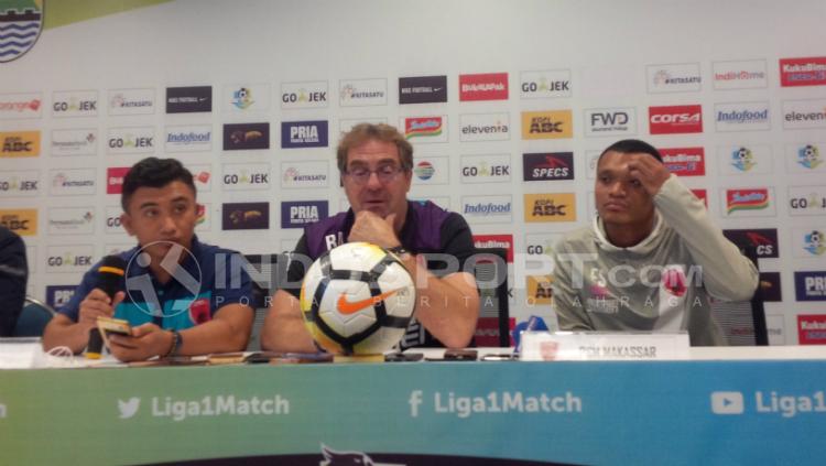 Robert Rene Alberts dalam konferensi pers jelang laga Persib vs PSM.