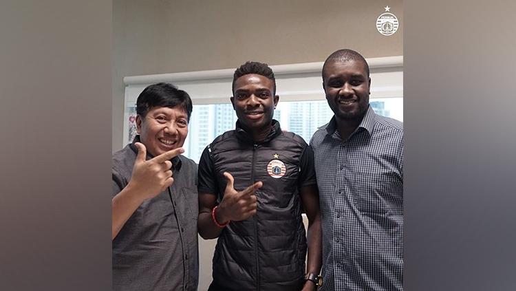 Osas Marvelous Saha (tengah) bersama Gede Widiade (kiri).
