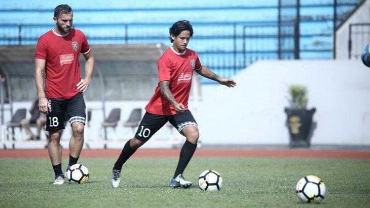 Pemain Bali United Ilija Spasojevic dan Irfan Bachdim. Copyright: baliutd.com