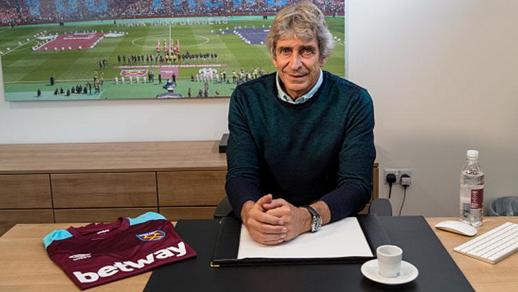 Manuel Pellegrini, pelatih West Ham United. Copyright: INDOSPORT