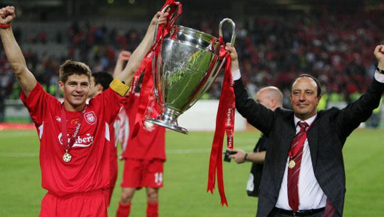 Mantan kapten dan pelatih Liverpool, Steven Gerrard (kiri) dan Rafael Benitez. - INDOSPORT