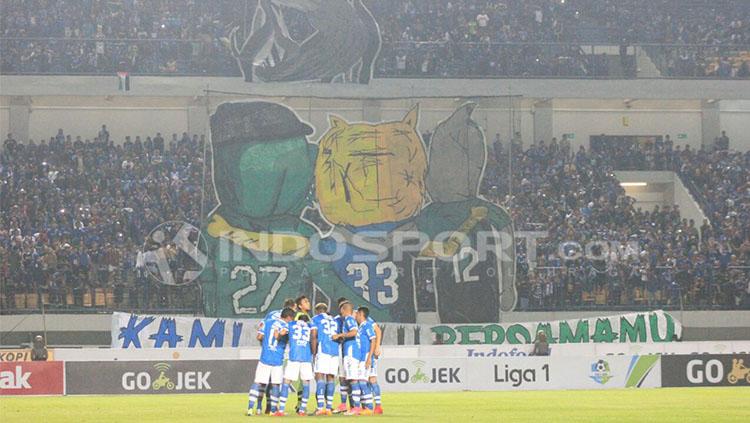 Suasana pertandingan Persib Bandung vs PSM Makassar.