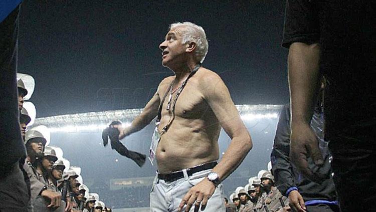 Mario Gomez telanjang dada.