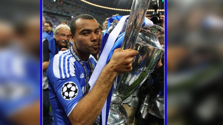 Ashley Cole bersama trofi Liga Champions 2011/12. Copyright: Getty Image