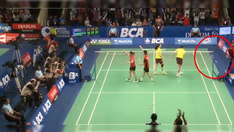Raket pemain China dibanting karena kesal dengan ketengilan Kevin - INDOSPORT