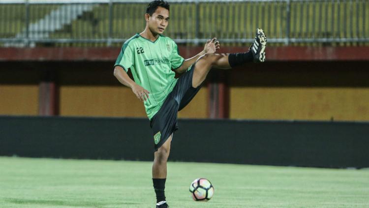 Sriwijaya FC mendatangkan eks bek Persebaya, Abu Rizal Maulana. - INDOSPORT