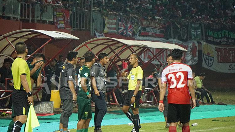 Alfredo Vera melakukan protes ke wasit.