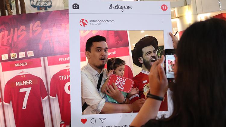 Fans Liverpool berfoto di both Instagram bersama Mohamed Salah.