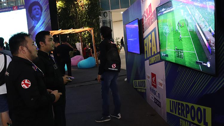 Bermain FIFA 2018 di Booth PS4.