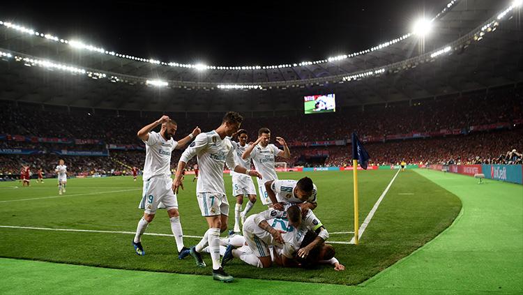 Para pemain Madrid merayakan gol Benzema