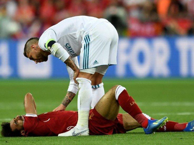 Sergio Ramos memeriksa kondisi Mohamed Salah. Copyright: Getty Images