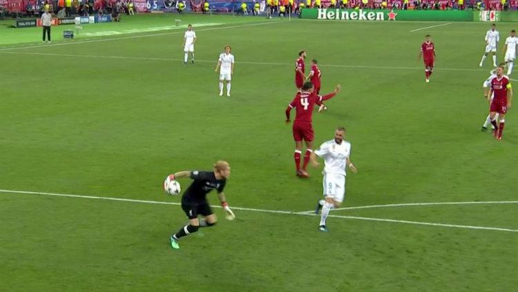 Kiper Liverpool Loris Karius lakukan blunder di final Liga Champions 2017/2018.