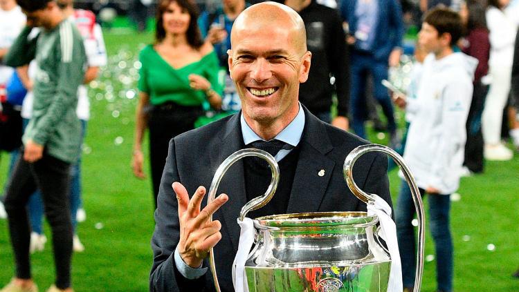 Zinedine Zidane dengan trofi Liga Champions. Copyright: Getty Images