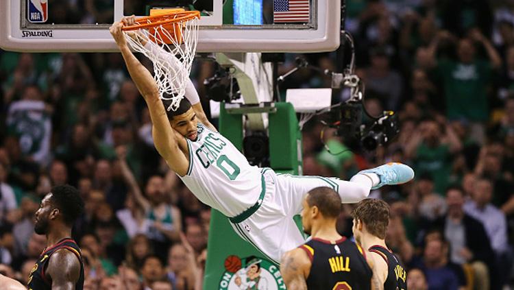 Aksi dunk dari bintang Boston Celtics, Jayson Tatum.