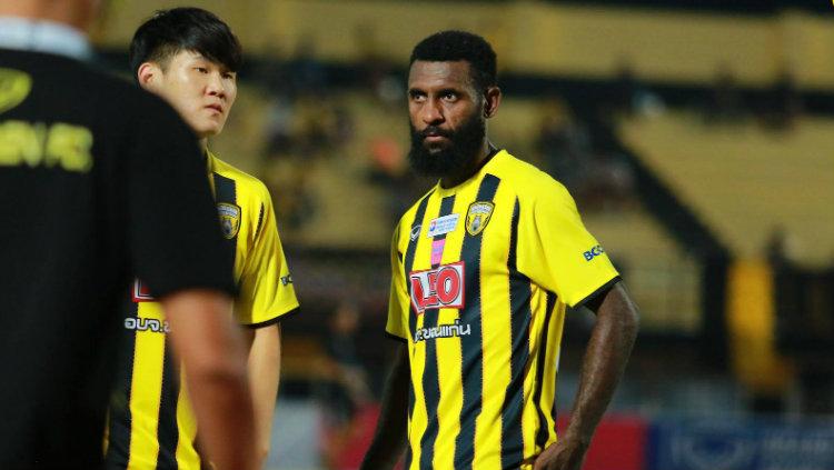 Pemain Khonkaen FC Yanto Basna.